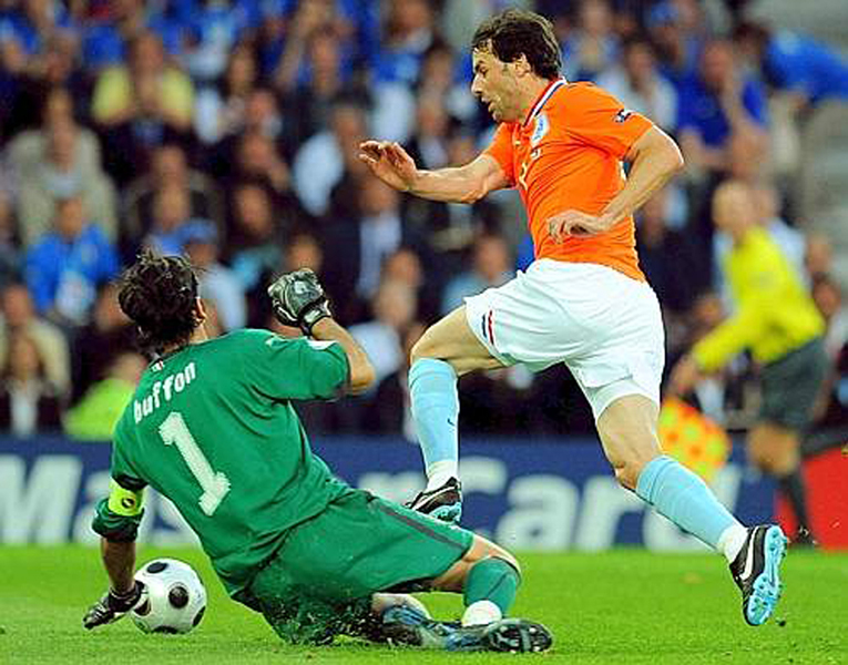 Euro 2008 (3).jpg - 20080608-BERNA (SVIZZERA)-SPO-CALCIO;EURO 2008: OLANDA-ITALIA. L'attaccante dell'Olanda, Ruud van Nistelrooy (D), contrastato dal portiere azzurro, Gianluigi Buffon, questa sera allo "Stade de Suisse" di Berna, durante la partita Olanda-Italia. ANSA/ETTORE FERRARI/FRR